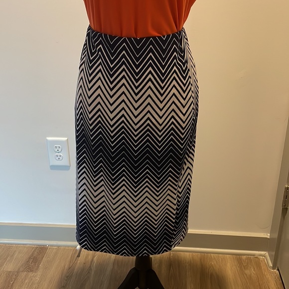 Textured navy skirt - Picture 5 of 5